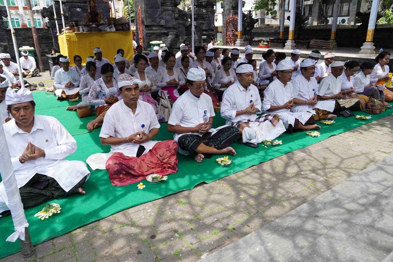 Pujawali Pura Widya Maha Amrta Kampus Sudirman Denpasar, Pimpinan dan Civitas Akademika Gelar Persembahyangan Bersama