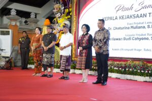 Wakil Rektor Bidang Kemahasiswaan Unud Hadiri Pisah Sambut Kajati Bali