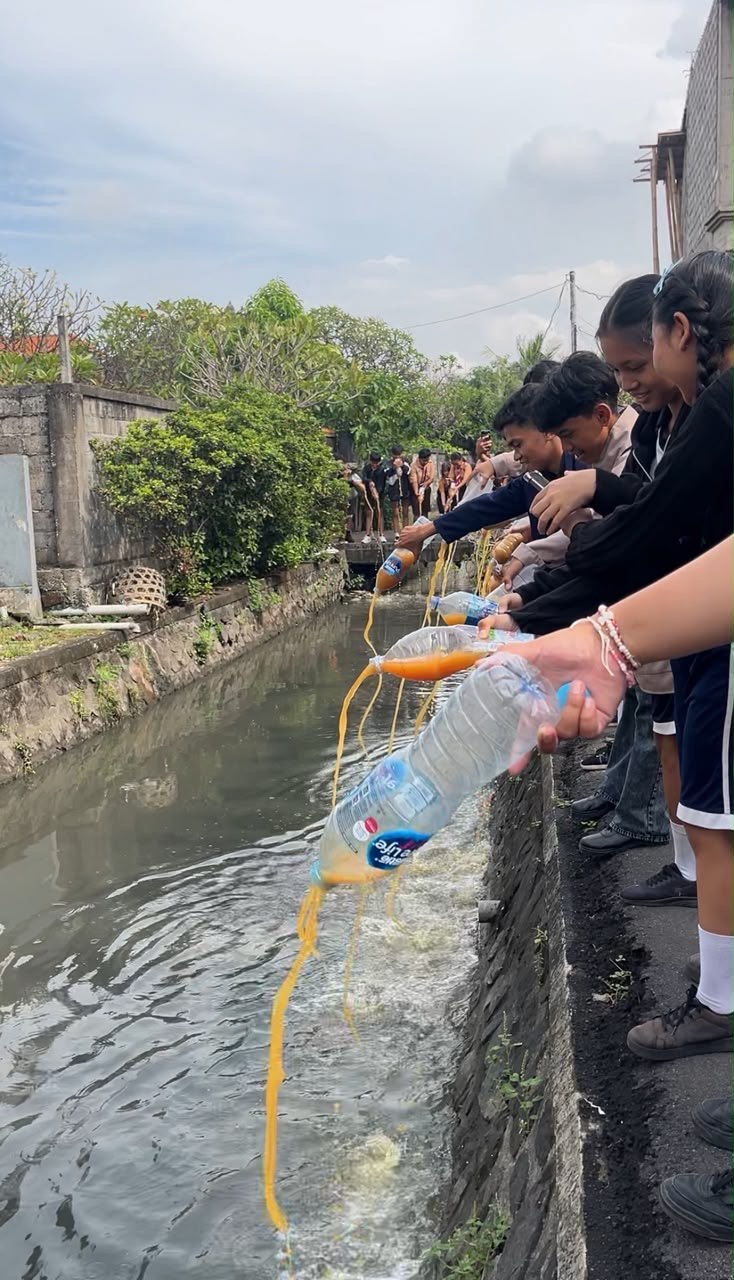 Kampus Berdampak Tim Bina Desa Pedungan 2026, GELAR LOKAKARYA “ECO ENZYME GOES TO SCHOOL” SERTA PENEBARAN 45 LITER ECO ENZYME DI KELURAHAN PEDUNGAN