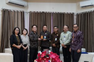 Perkuat Minat Baca, Universitas Udayana Terima Hibah 110 Buku dari Read Japan Project Melalui Konjen Jepang