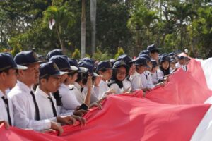 Celebrating the 81st Anniversary of the Republic of Indonesia: Udayana University Holds Flag-Raising Ceremony and Ignites National Spirit with an 81-Meter Red and White Flag Parade at the Rectorate Grounds