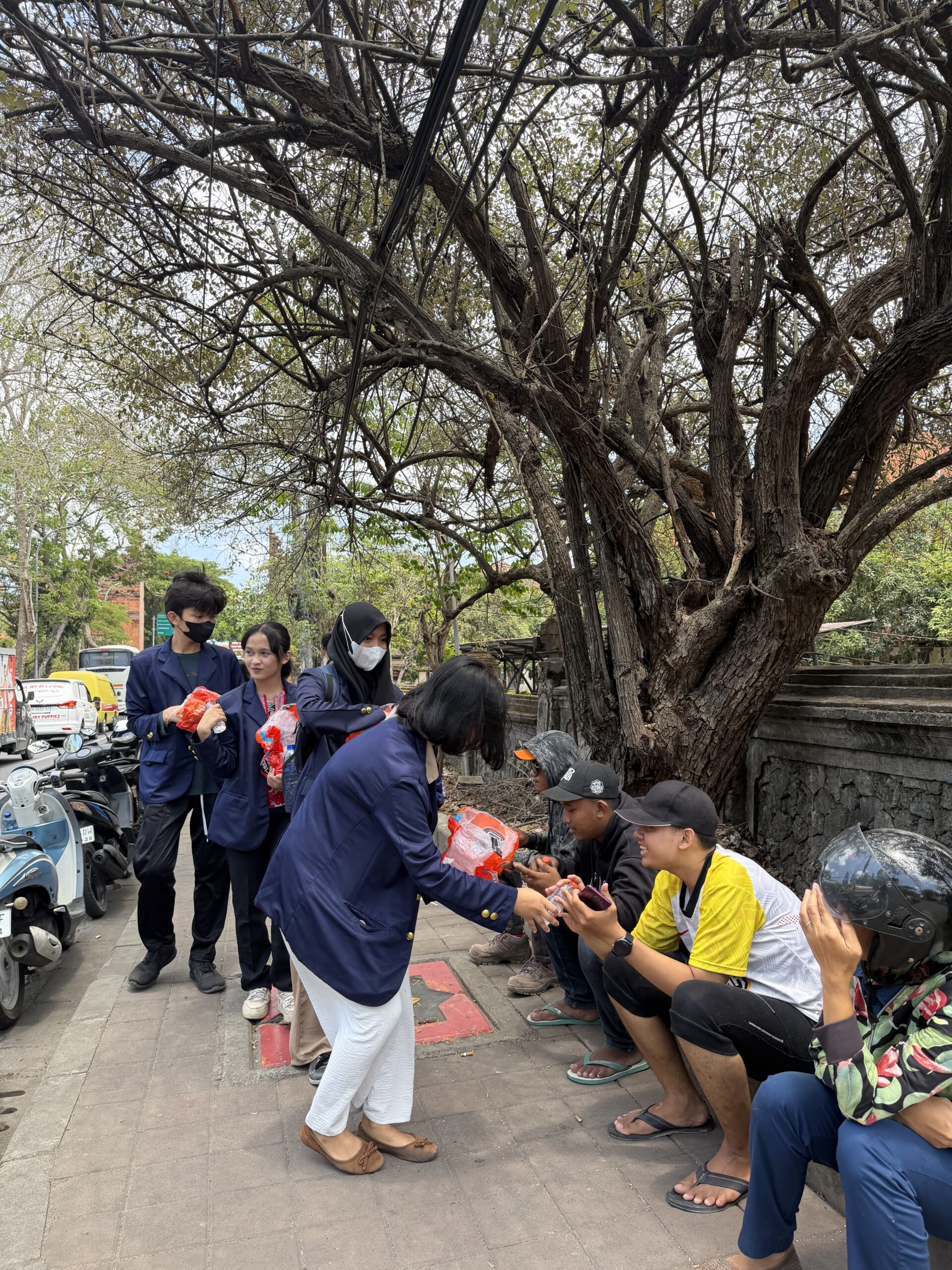 Respon Dampak Antrean BBM, Tim Pengabdian Unud Terunkan Personel Terpadu Bagikan Makanan, Air Mineral, dan Layanan Medis